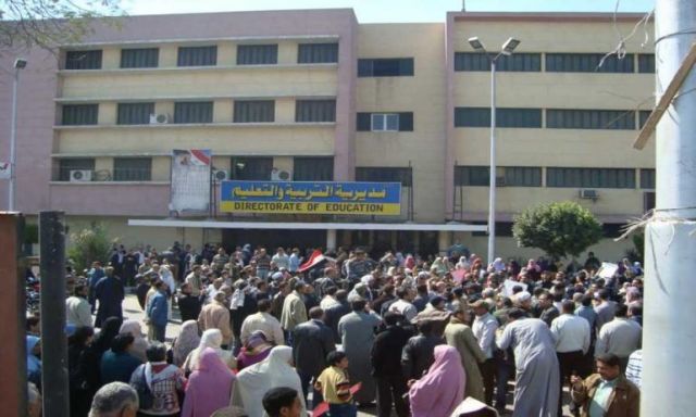 اعتصام العشرات أمام مكتب وكيل وزارة التربية والتعليم الإخواني بالمنيا
